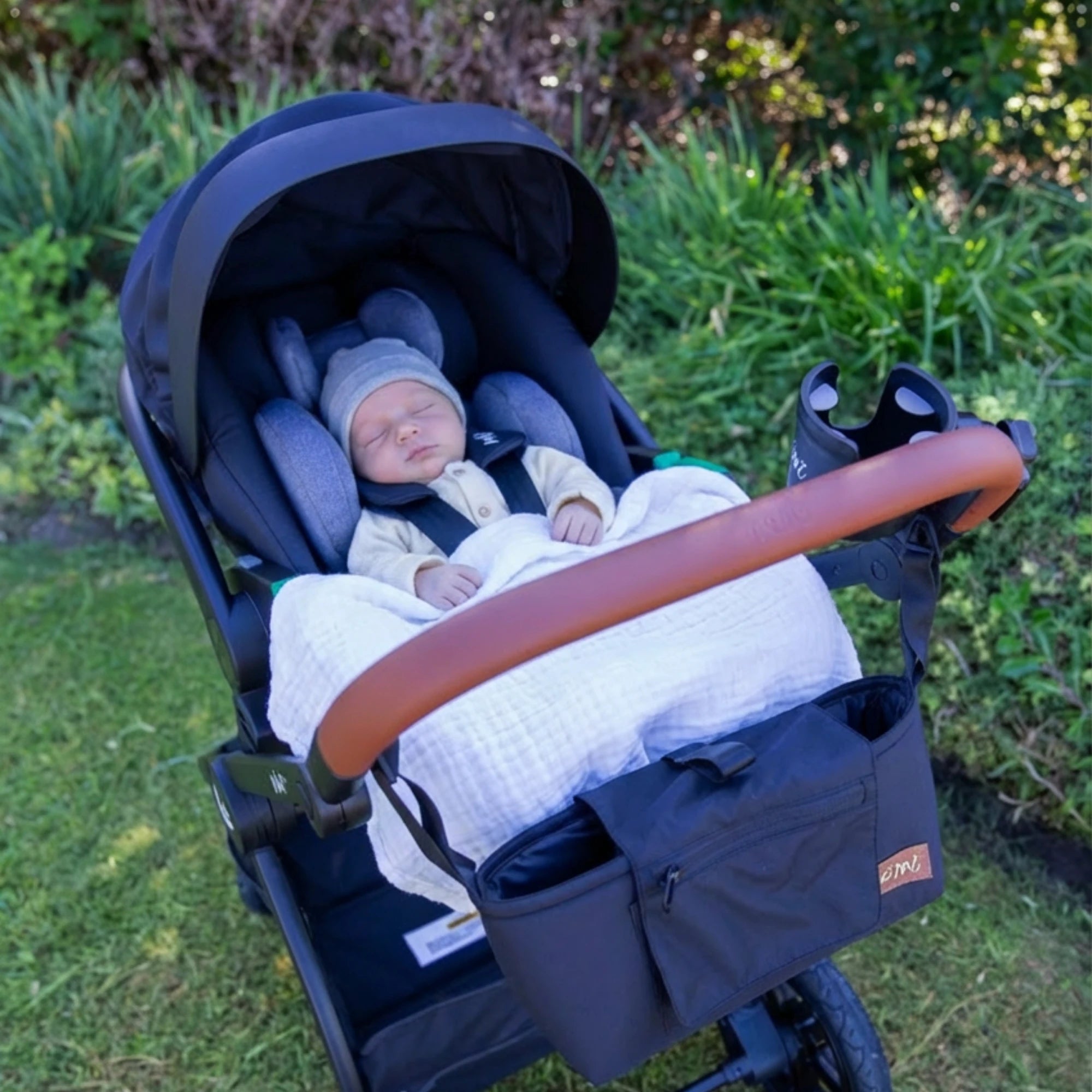 Baby seated in the Mimi AVARO infant car seat