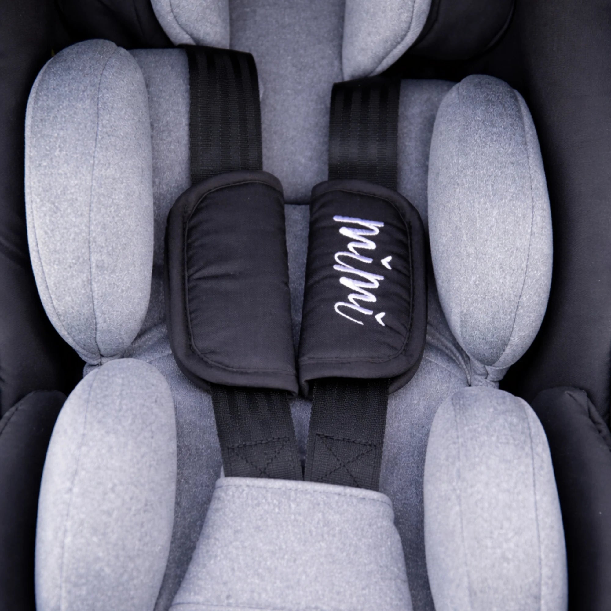 Mimi AVARO infant car seat harness and newborn insert detail
