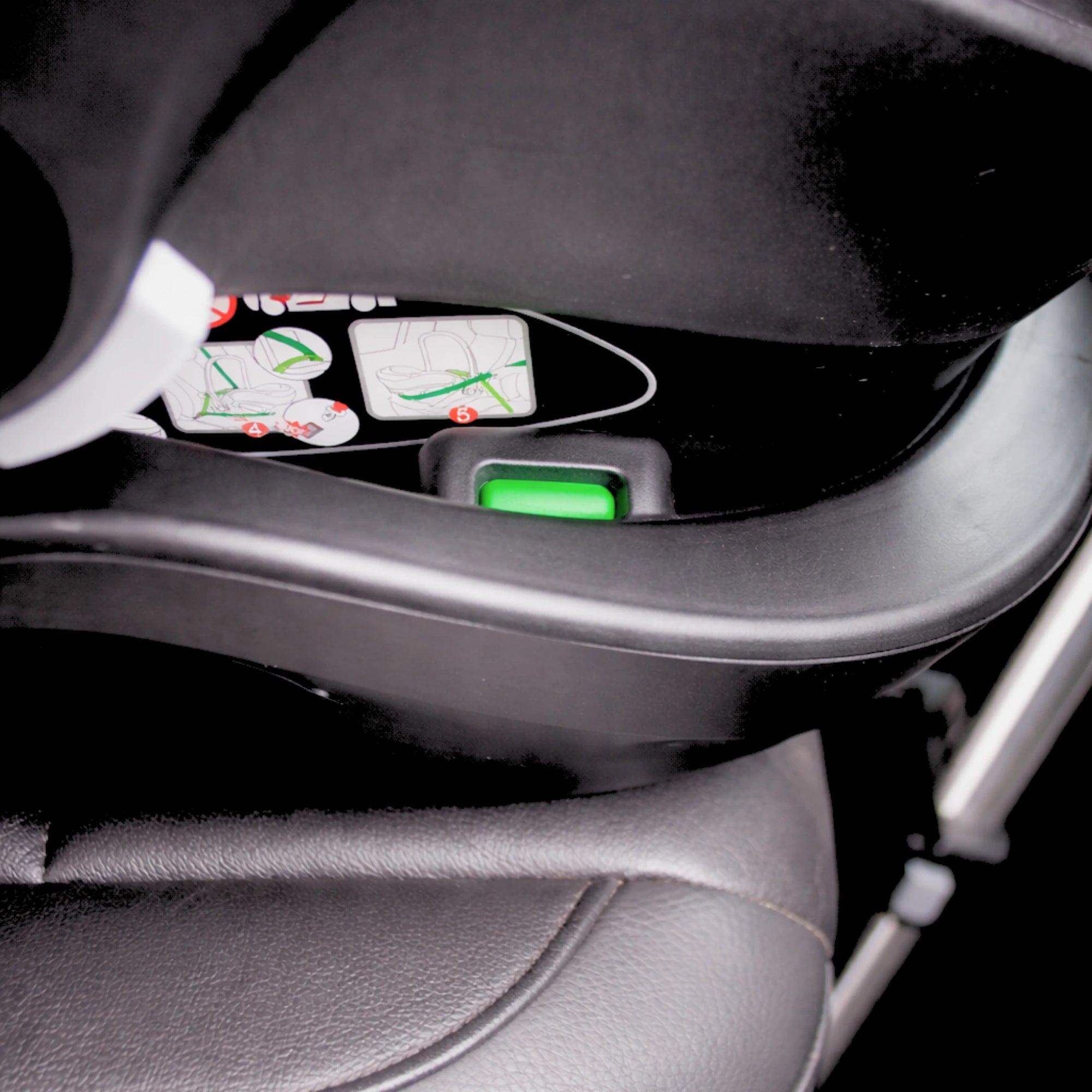 AVARO ISOFIX base indicator close-up showing green installation confirmation