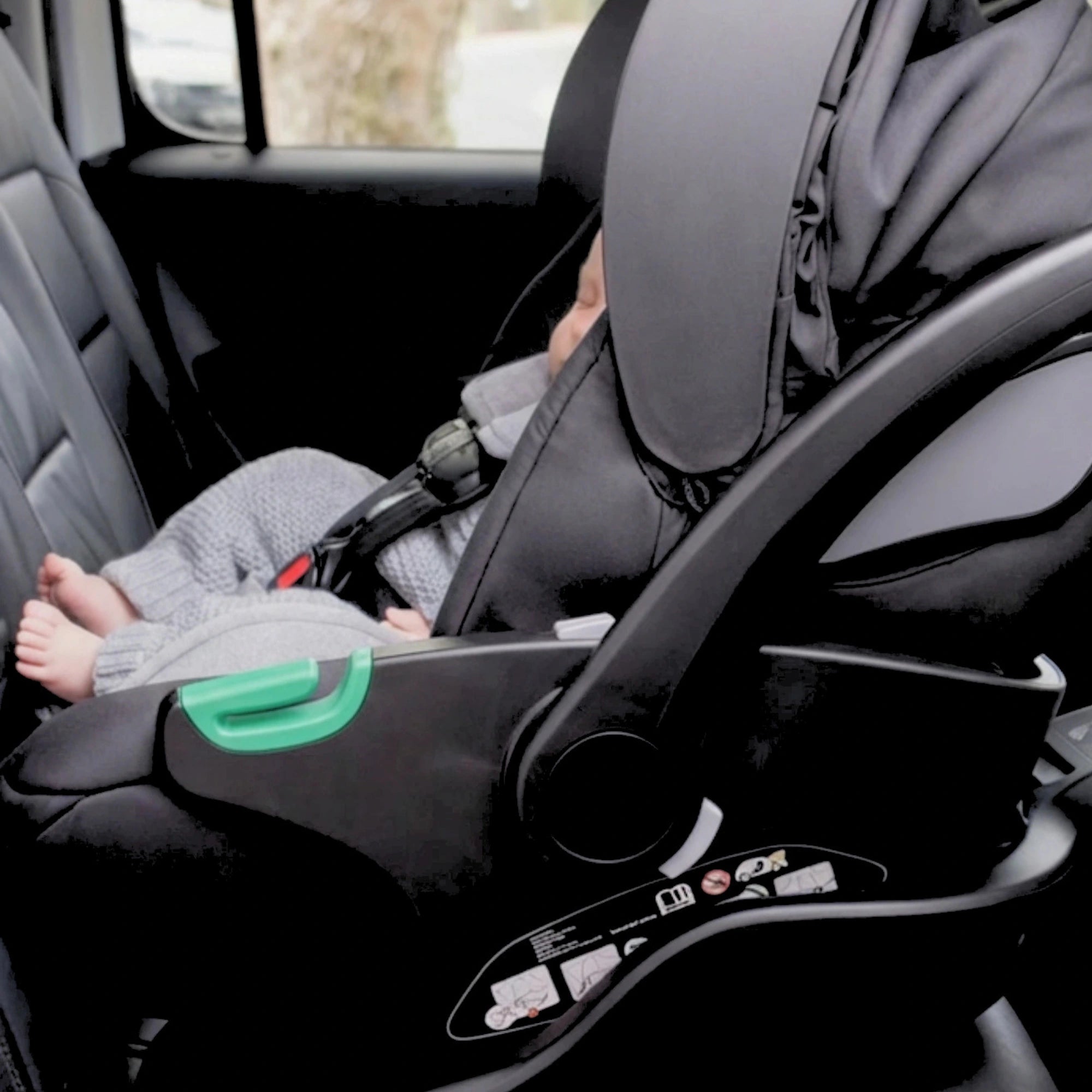 Mimi AVARO infant car seat installed rearward-facing in a vehicle